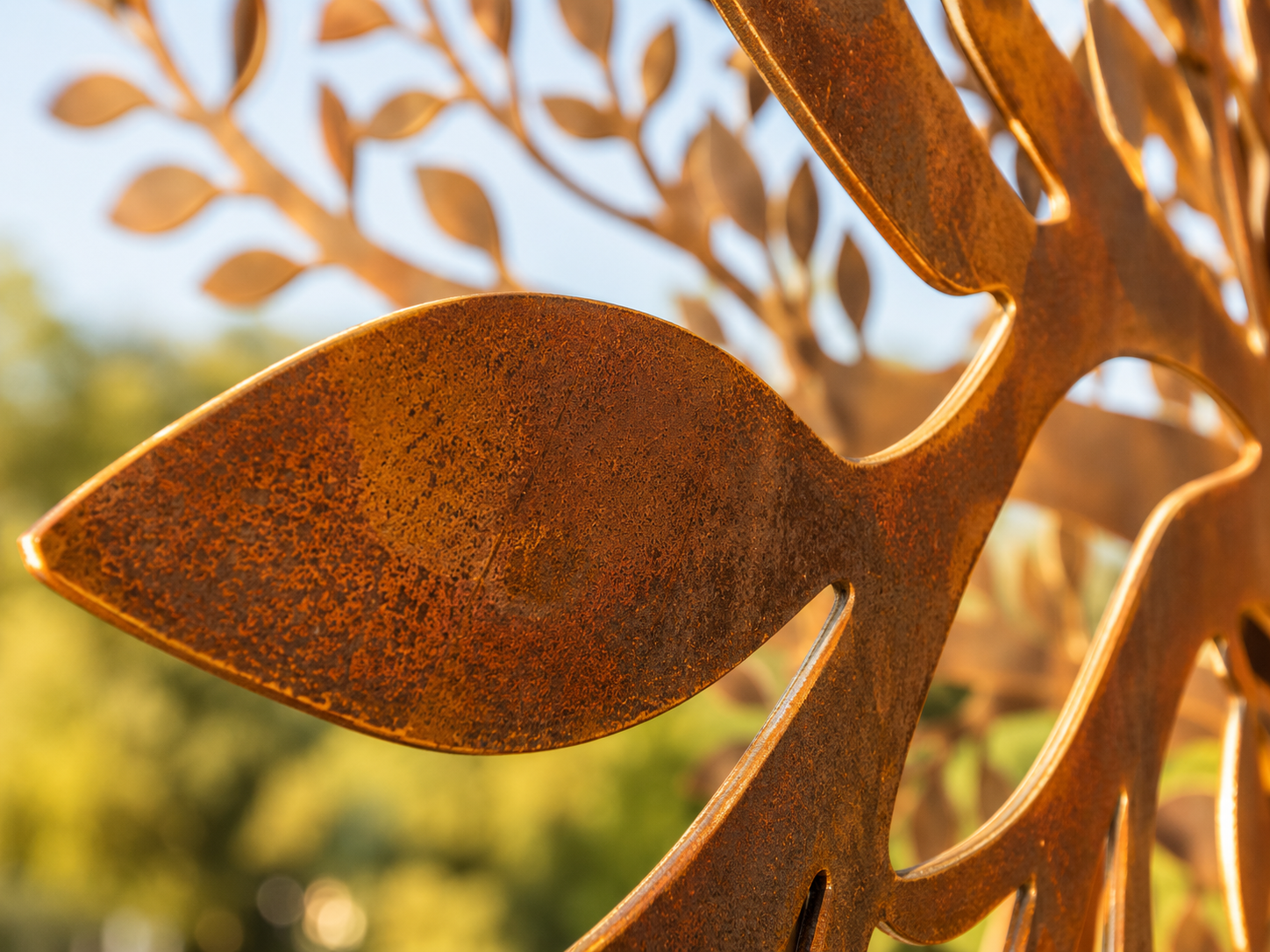 Dettaglio di una foglia in Corten